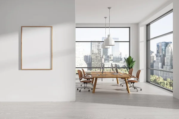 White Coworking Interieur Mit Sesseln Schreibtisch Mit Reihe Panoramafenster Auf — Stockfoto