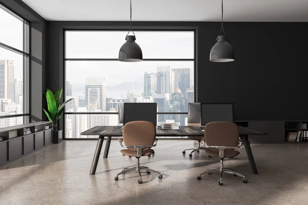 グレーの壁 コンクリートの床と茶色の椅子とコンピュータテーブルと都市のオープンスペースオフィスの近代的な職場 3Dレンダリング — ストック写真