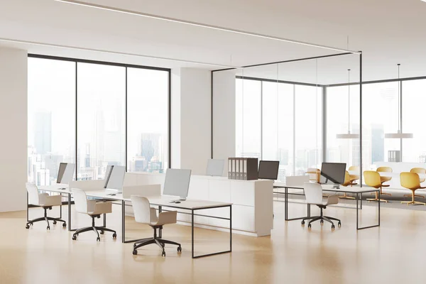 Gemütliche Büroeinrichtung Mit Coworking Und Besprechungsecke Hinter Glastüren Gemeinsamer Schreibtisch — Stockfoto