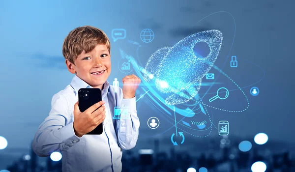 快乐的孩子 手里拿着手机 举起了拳头 带着启动火箭和不同的图标 社交媒体和网络连接的灿烂的号角 未来机会和教育的概念 — 图库照片