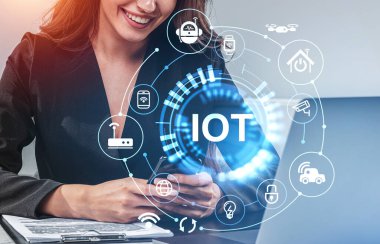 Dizüstü bilgisayarı ve akıllı telefonu olan bir iş kadını, hologramların interneti, ağ hud 'u. Akıllı teknoloji ve bağlantı kavramı