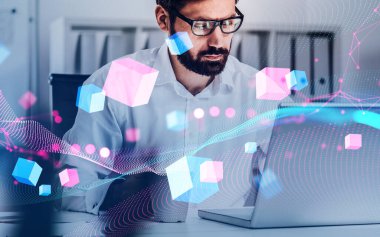 Ofis odasında dizüstü bilgisayarla çalışan ciddi bir iş adamı. Bilgi alanlarının renkli dijital hologramı, sanal gerçeklik. Metaevren ve bağlantı kavramı