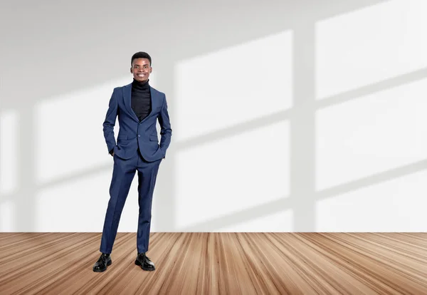 正式なスーツを着たアフリカ系アメリカ人ビジネスマンは 背景の空の白い壁の近くのポケットポーズに手をつないで立っています モデルの概念 成功したビジネス人 — ストック写真