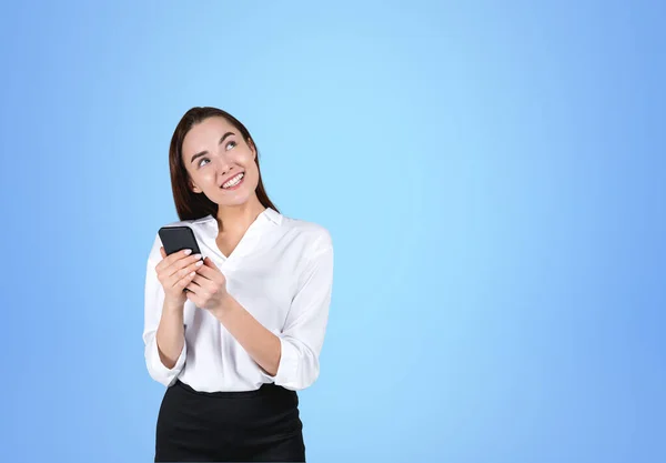 Mujer Negocios Sonriente Que Trabaja Con Teléfono Línea Navegar Por — Foto de Stock