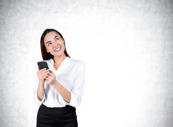 Uśmiechnięta Bizneswoman Myśląca Korzystająca Telefonu Przegląda Internet Szarym Betonowym Tle — Zdjęcie stockowe