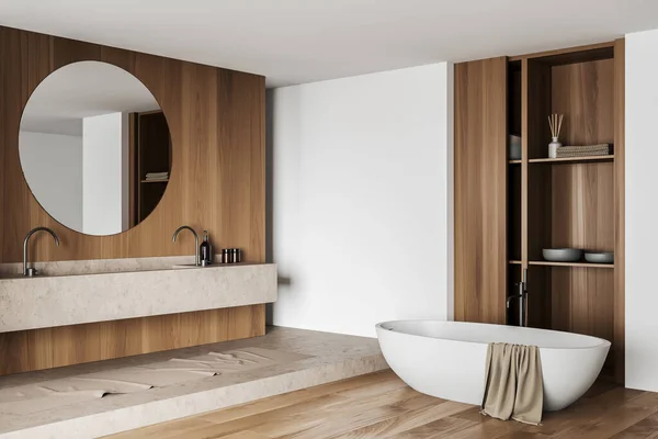 Interior Banheiro Branco Com Banheira Pia Dupla Prateleira Com Acessórios — Fotografia de Stock