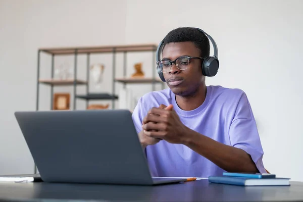 Afroameričtí Studenti Neformálním Oblečení Sedí Poslouchají Podcast Přes Sluchátka Notebook — Stock fotografie