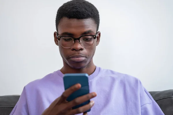 Hombre Africano Joven Utilizando Teléfono Mano Línea Navegar Por Internet — Foto de Stock