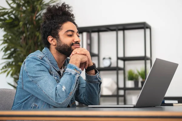 Young Handsome Smiling Businessman Wearing Casual Wear Sitting Watching Laptop — Stock Photo, Image