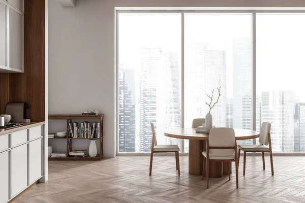Λευκή Κουζίνα Τραπέζι Και Καρέκλες Ξύλινο Πάτωμα Κουζινικά Και Διακόσμηση — Φωτογραφία Αρχείου