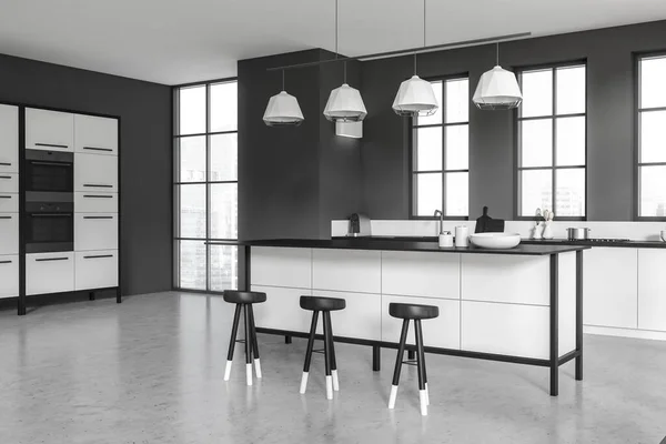 Dunkles Kücheninterieur Mit Barstühlen Und Insel Seitenblick Grauer Betonboden Arbeitsbereich — Stockfoto