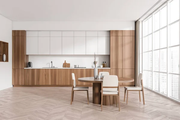 Weiße Küche Mit Esstisch Und Stühlen Auf Hartholzboden Geschirr Auf — Stockfoto