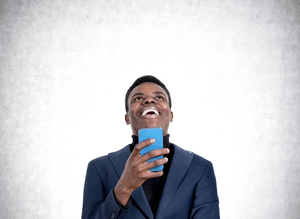 Afrikai Amerikai Jóképű Üzletember Visel Formális Viselet Nevet Gazdaság Okostelefon — Stock Fotó