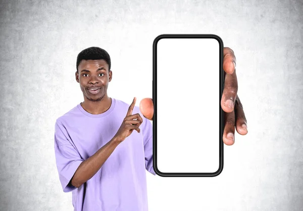 Genç Siyah Adam Akıllı Telefonu Işaret Ediyor Gri Beton Arka — Stok fotoğraf