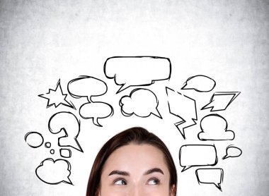 Meraklı bakışlı genç kadın gözleri. Soru işaretleri, şimşekler, fikirler, gri beton arka planda kabarcıklar. Cevaplar kavramı. Boşluğu kopyala