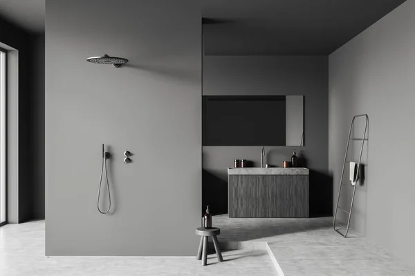 シャワー付きの暗いバスルームのインテリア 表彰台にミラーとタオルレールはしごでシンクします グレーのコンクリートの床にモダンなホテルの洗濯室 3Dレンダリング — ストック写真