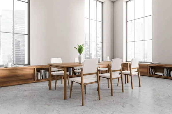 Parlak Yemek Odasının Tarafında Yemek Masası Boş Beyaz Duvar Sandalyeler — Stok fotoğraf