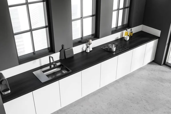 食器棚 グレーの壁 都市の景色を望む窓 シンク オイル コーヒーマシン ガス炊飯器 コンクリート床付きの暗いキッチンルームのインテリアの上のビュー ミニマルデザインのコンセプト 3Dレンダリング — ストック写真