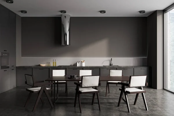 Karanlık Mutfak Odasının Önü Yemek Masası Sandalyeler Dolap Gri Duvar — Stok fotoğraf