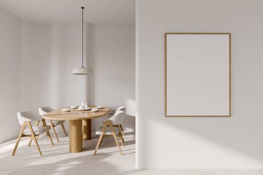 Beyaz duvarları, taş zemini olan modern yemek odasının içi, beyaz sandalyeli ve dikey maket posterli, rahat, uzun tahta bir masa. 3d oluşturma