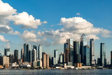 Bulutlu bir günde New York şehrinin gökyüzü panoramik manzarası. Amerika Birleşik Devletleri. Gezi ve turizm kavramı