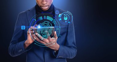 Tabletle çalışan Afrikalı işadamı, siber güvenlik ve asma kilit ikonu ile parlayan parmak izi gövdesi hologramı. Biyometrik doğrulama ve veri gizliliği kavramı