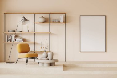 Modern oturma odasının içinde bej duvarlar, rahat sarı koltuk, yuvarlak sehpa, kitap rafları ve dikey maket posterleri. 3d oluşturma