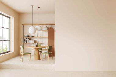 Ahşap masa, yeşil koltuklar, dekorasyonlu raflar ve tropiklerde panoramik pencereli bej ev içi oturma odası. Boş duvarı taklit et. 3B görüntüleme