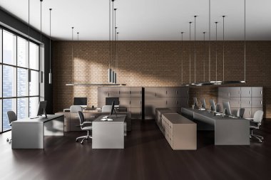 Kahverengi tuğla ofis içinde gri koltuklar ve ahşap döşemeli bilgisayar var. Rafları olan açık uzay çalışma odası, gökdelenlerin panoramik penceresi. 3B görüntüleme