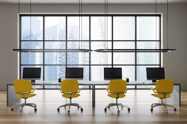 Beyaz duvarları, ahşap zemini, sarı sandalyeli bilgisayar masaları ve şehir manzaralı panoramik pencereli şık açık uzay ofisinin içi. 3d oluşturma