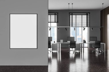 Koyu renk iç mekan koltuklar, gri beton zemin üzerinde bilgisayar olan masa. Gökdelenlerin panoramik penceresi. Tuvalin posterini hazırla. 3B görüntüleme