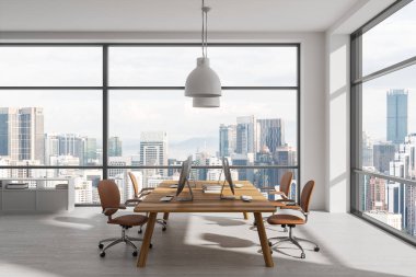 Beyaz ofis koltukları, ortak bir masada dizili bilgisayar, ahşap zemin. Kuala Lumpur 'daki ortak çalışma alanı ve panoramik pencere. 3B görüntüleme