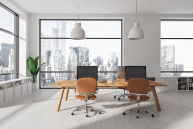 Modern New York 'ta beyaz duvarları, ahşap zemini ve kahverengi sandalyeli bilgisayar masası olan şık bir iş yeri. 3d oluşturma