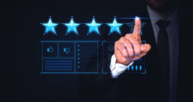Tanınmayan bir iş adamının eli koyu mavi arka planda dört yıldız veriyor. Hizmet geri bildirim verme ve sıralama kavramı