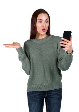 Görüntülü arama yapan genç bir kadın, hareketli ve şaşırmış görünüyor, mobil uygulama kullanıyor. Çevrimiçi konferans ve bağlantı, beyaz arka planda izole edilmiş. İletişim kavramı