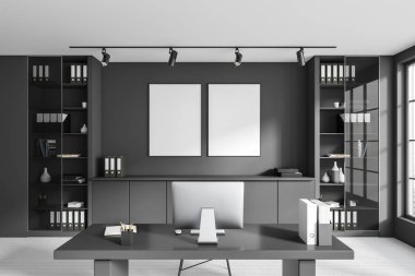 Masasında bilgisayar, panoramik pencere olan karanlık ceo odası. Dolapta ve rafta belgeler ve dekorasyon var. Gri duvarda iki model poster var. 3B görüntüleme