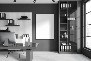 Masasında bilgisayar olan karanlık bir danışma odası. Dolap ve dokümanlarla dolu raf. Şehir manzarasında panoramik pencere. Gri duvarda maket posteri var. 3B görüntüleme