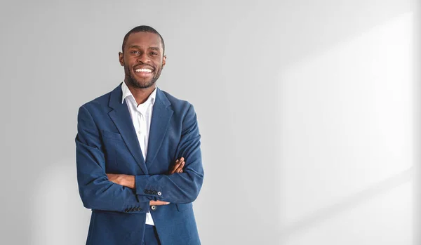 自信に満ちた若い笑顔の肖像白い背景の上に両腕を組んで立ってアフリカ系アメリカ人実業家 モックアップ — ストック写真