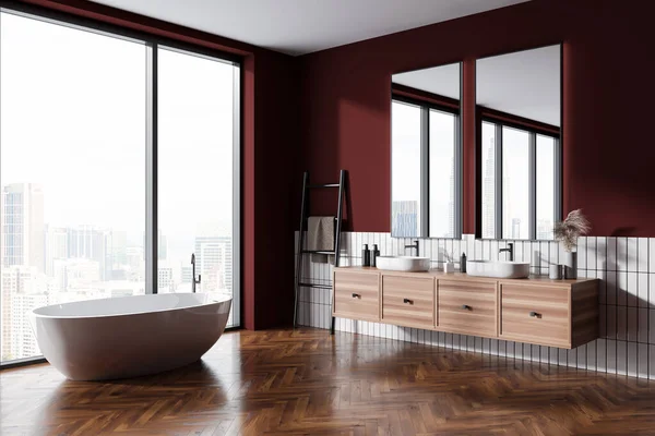红色酒店浴室内部有双池和浴缸 侧视图全景窗口在新加坡城市的景观 带扶梯的浴池和带配件的橱柜 3D渲染 — 图库照片