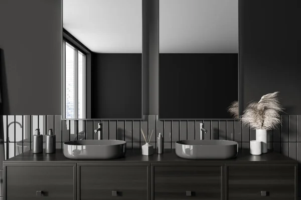 现代浴室的内部有深灰色的墙壁 灰色的双层水池站立在黑暗的木制橱柜和两个矩形的镜子 3D渲染 — 图库照片