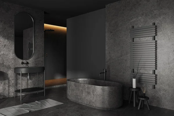 黑暗的酒店浴室内部与浴缸和淋浴在角落里 灰色混凝土地板侧视图 用椭圆形的镜子和简约的装饰沉入水中 模拟空墙 3D渲染 — 图库照片