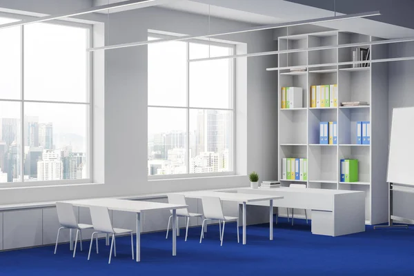 Gemütliches Farbiges Klassenzimmer Mit Weißem Schreibtisch Und Stuhl Reihe Lehrertisch — Stockfoto