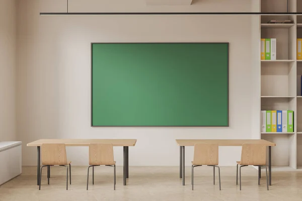 ベージュの壁 石の床 緑の黒板をモックアップした木製のテーブルの行とスタイリッシュな教室のインテリア 3Dレンダリング — ストック写真