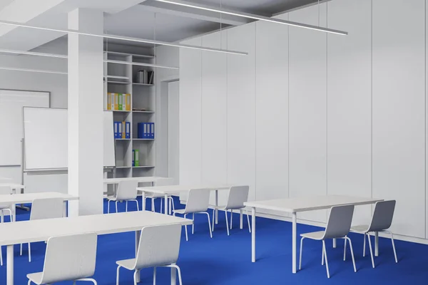 现代教室的内部有白色的墙壁 蓝色的地板 一排有椅子的白色桌子 书架和模拟的墙壁 3D渲染 — 图库照片