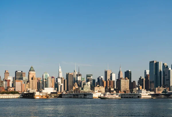 New Yorks Kontor Skyskrapor Blå Himmel Dagsljus Vid Vattnet Och — Stockfoto