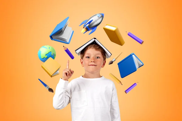 Portrét Usměvavého Chlapečka Stojícího Knihou Hlavě Ukazujícího Oranžové Pozadí Školními — Stock fotografie