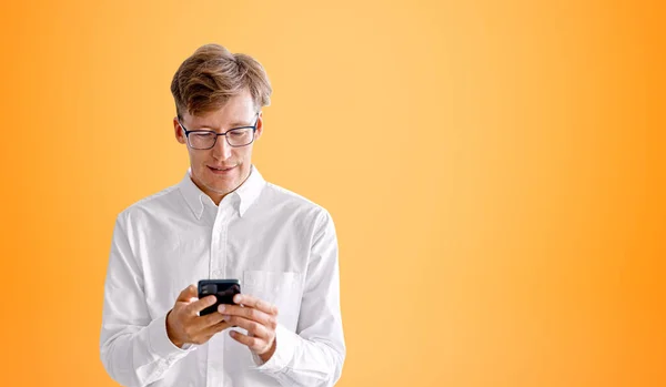 Glückliche Geschäftsmann Sms Telefon Den Händen Leeren Orangefarbenen Kopierraum Hintergrund — Stockfoto