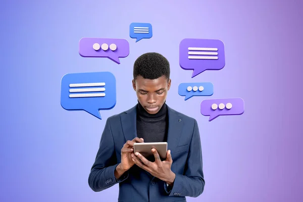黒の深刻なビジネスマンのタブレットで入力し テキストメッセージのスピーチの泡グラデーションの背景に ソーシャルメディア ビジネス会話 フォーラムの概念 — ストック写真