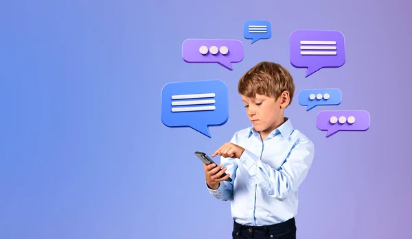 Serious Niño Dedo Toque Teléfono Inteligente Mano Habla Texto Burbujas — Foto de Stock