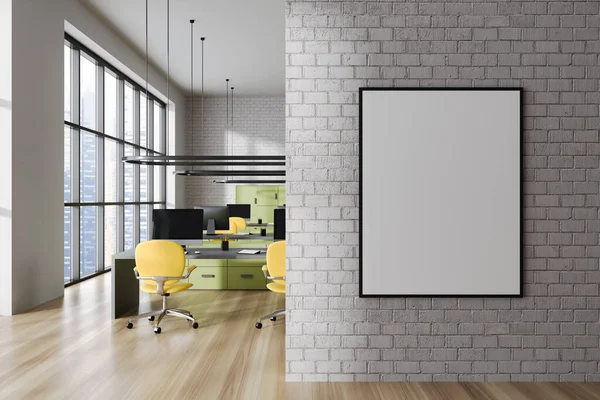 时尚的开放式办公室的内部 有白墙和砖墙 木制地板 一排有黄色椅子的电脑桌和右边的垂直模拟海报 3D渲染 — 图库照片